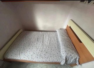 Cama individual beige y marrón