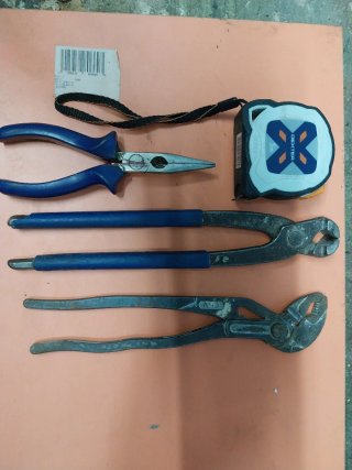 Lote de herramientas: alicates y cinta métrica