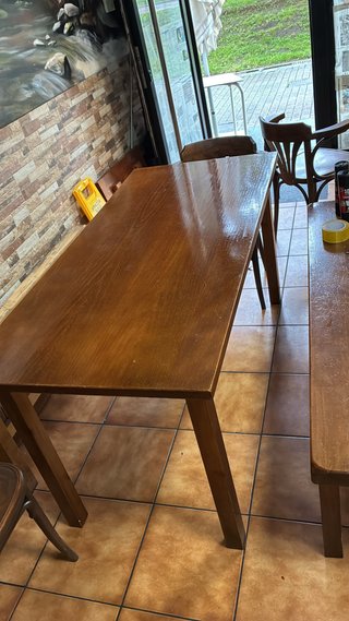 Mesa de comedor de madera, un banco y dos sillas