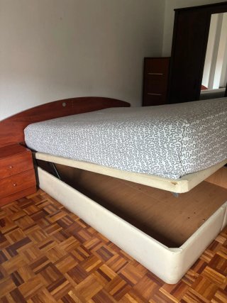 Canapé de cama beige y marrón