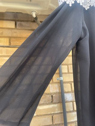 Blusa elegante negra con volantes y encaje NUEVA