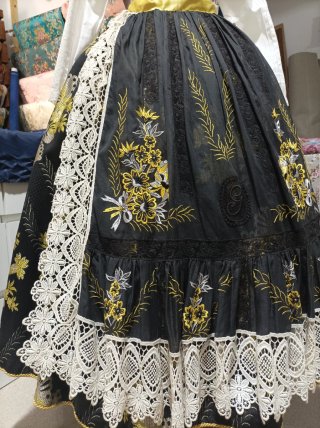 Falda Fallera Negra Bordada Oro y Plata