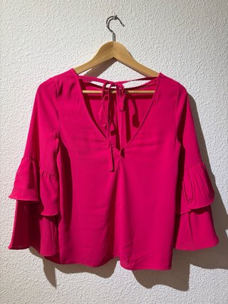 Blusa rosa con mangas acampanadas
