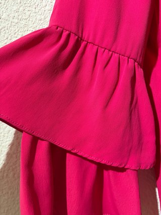 Blusa rosa con mangas acampanadas