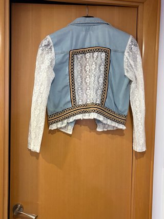 Chaqueta tejana con encaje blanco