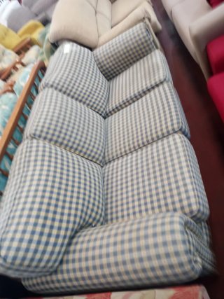 Sofá de tela a cuadros azul y beige