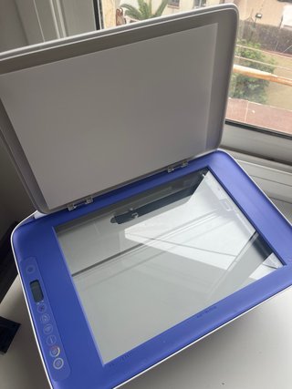Impresora HP azul y blanca