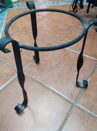 Pies de forja para macetas