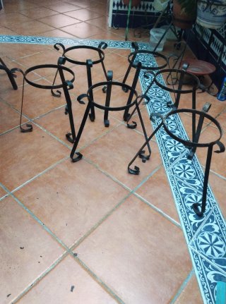 Pies de forja para macetas