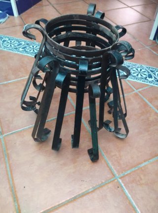 Pies de forja para macetas