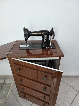 Máquina de coser SIGMA antigua con mueble