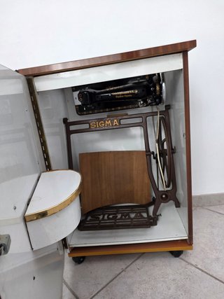 Máquina de coser SIGMA antigua con mueble