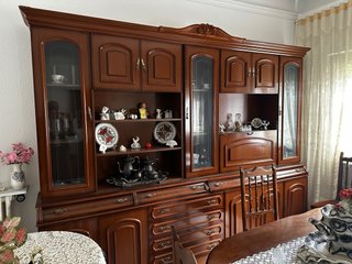 Mueble de salón antiguo de madera y cristal