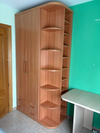 Armario de madera con estanterías
