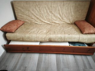 Sofá cama beige con cajón madera