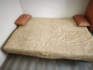 Sofá cama beige con cajón madera