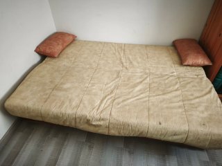 Sofá cama beige con cajón madera