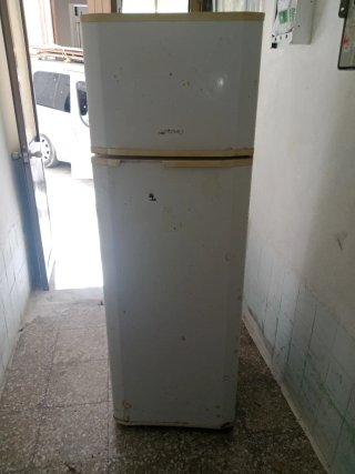 Frigorífico blanco con congelador
