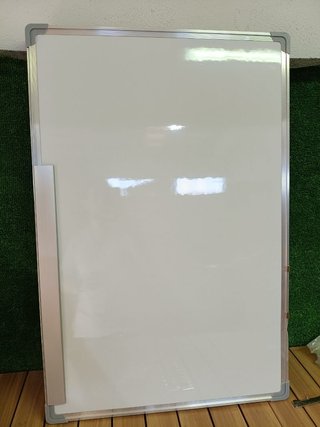Pizarra blanca con bandeja para rotuladores 90x60