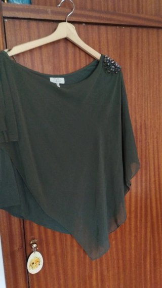 Blusa verde con detalle de pedrería