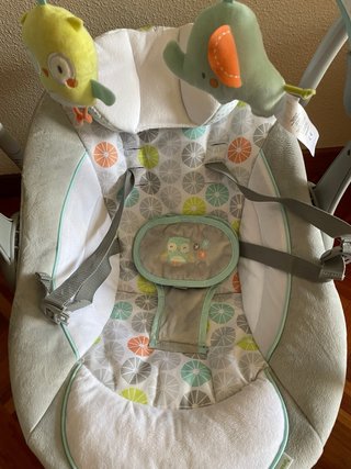 Mecedora bebé con juguetes