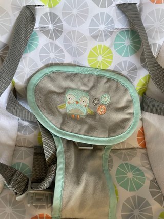 Mecedora bebé con juguetes