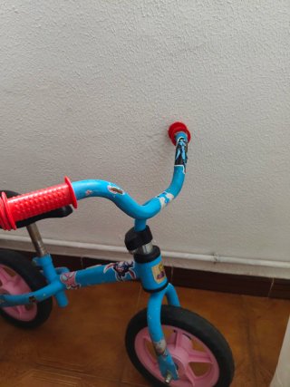 Bicicleta de equilibrio infantil azul