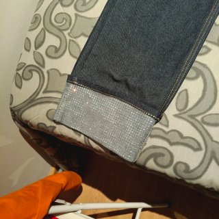 Pantalón vaquero ancho con pedrería