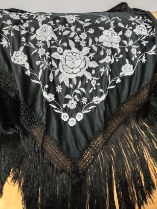 Mantón bordado flores blanco y negro