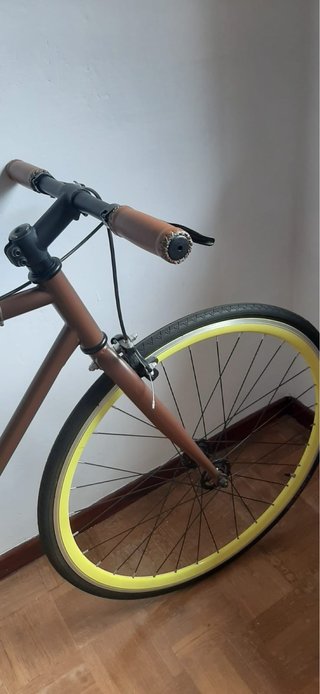 Bicicleta Urbana Marrón Ruedas Amarillas