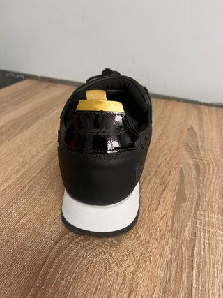 Zapatillas Reebok Negras y dorado Talla 43