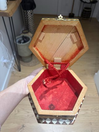 Caja hexagonal de madera artesanal decorada