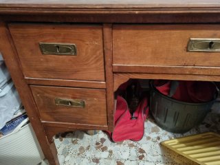 Escritorio antiguo de madera y piel con cajones