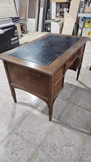 Escritorio antiguo de madera y piel con cajones