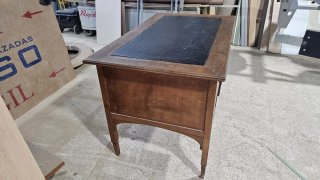 Escritorio antiguo de madera y piel con cajones