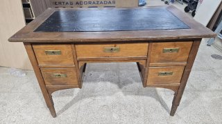 Escritorio antiguo de madera y piel con cajones