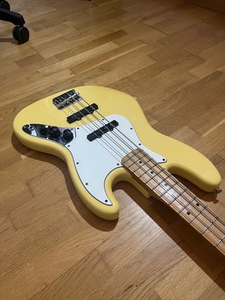 Bajo Fender Jazz Bass Amarillo