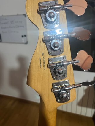 Bajo Fender Jazz Bass Amarillo