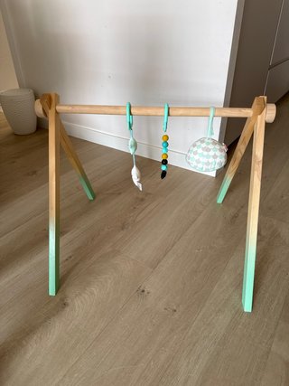 Gimnasio de madera para bebé
