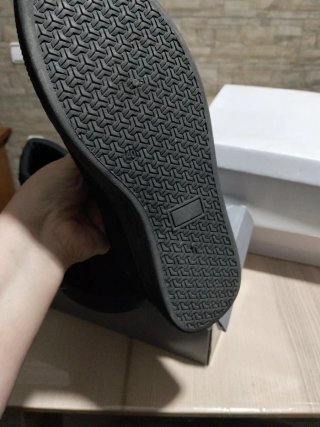Zapatos negros con perlas y tachuelas