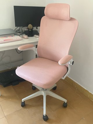 Silla ergonómica rosa y blanca