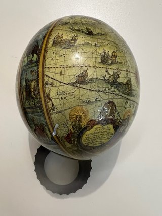 Uovo di struzzo decorato con mappe antiche