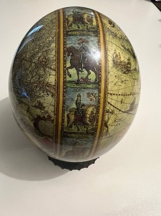 Uovo di struzzo decorato con mappe antiche