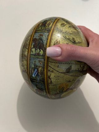 Uovo di struzzo decorato con mappe antiche