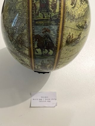 Uovo di struzzo decorato con mappe antiche