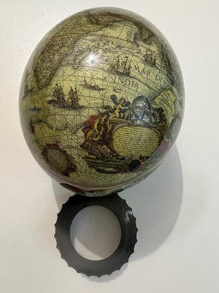Uovo di struzzo decorato con mappe antiche