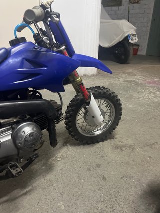 Mini moto Yamaha azul y blanca