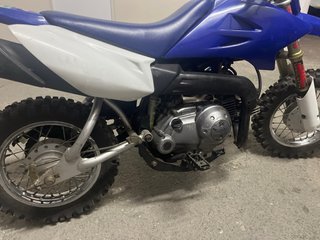 Mini moto Yamaha azul y blanca