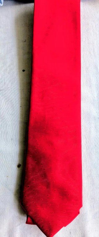 Corbata roja con puntos