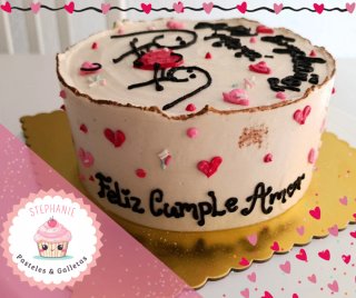 Realizó pasteles personalizados galletas y postres